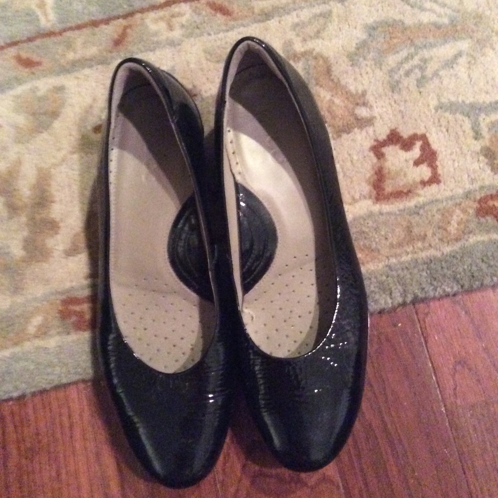 Size 40 patent leather pump made by Ecco